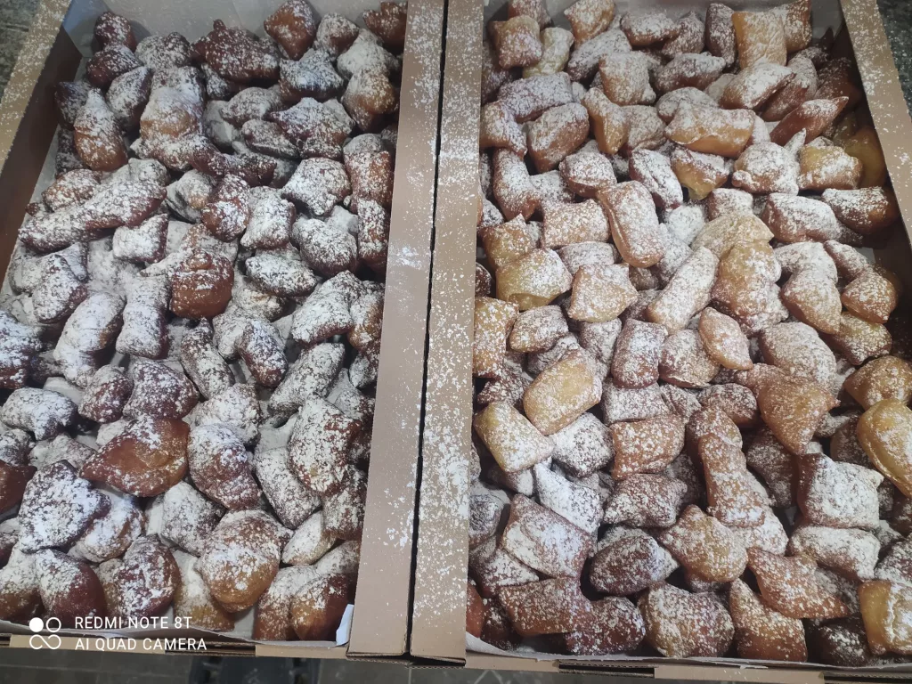 🎉🎭 Célébrez le Carnaval avec nos délicieuses Bugnes ! 🎭🎉